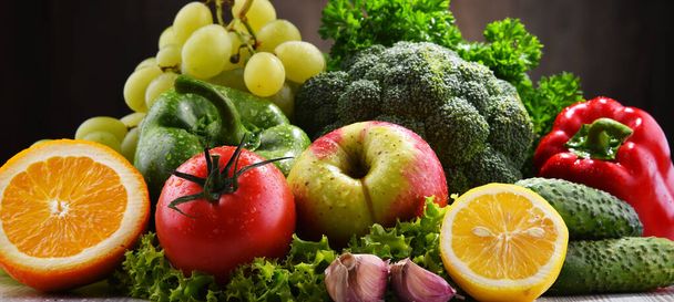 Composition avec légumes et fruits frais biologiques. - Photo, image
