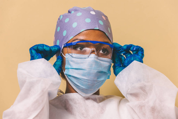 Lékař v ochranném obleku a obličejové masce pro boj s Covid-19 (Corona virus) - Sestra portrét během pandemické karantény koronaviru, koncepce o zdravotní péči a lékařství - Fotografie, Obrázek