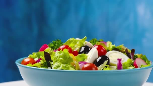 Свежий салат с овощами и зеленью, здоровые органические продукты - Кадры, видео