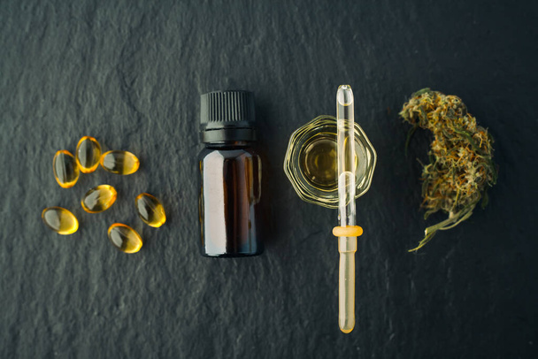 Brote de cannabis y cbd aceite en un cáñamo oscuro, plano producto fotográfico laico. - Foto, Imagen