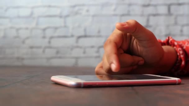 primo piano delle donne che tengono la mano smartphone  - Filmati, video
