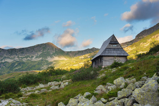 Kaunis näkymä kallioiset vuoret ja järvet High Tatras National Park Puolassa - Valokuva, kuva