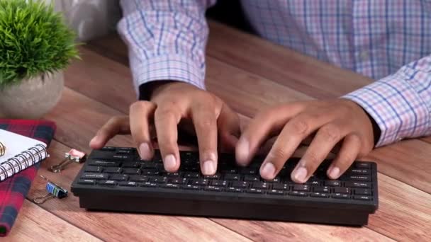 Nahaufnahme eines Mannes, der auf der Tastatur tippt  - Filmmaterial, Video