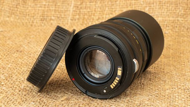 lente manual antigua para cámaras modernas, lente focal fija, accesorios para equipos fotográficos - Foto, Imagen