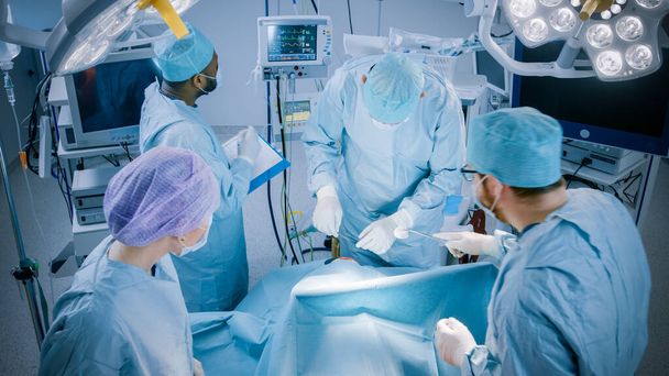 手術室における多文化外科医 4 ロイヤリティフリー写真 画像素材