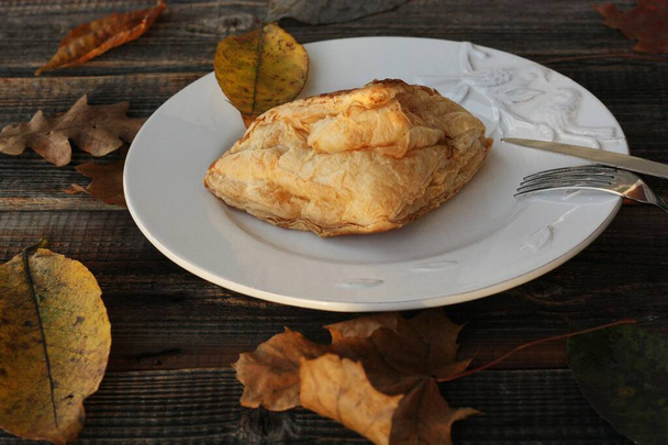 Delicioso croissant de repostería en un plato blanco - Foto, imagen