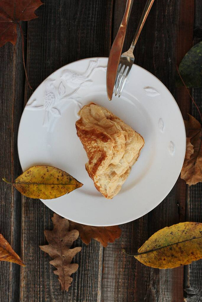 Finom sütemény croissant fehér tányéron - Fotó, kép