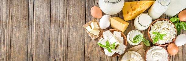 Çeşitli Taze Süt Ürünleri - süt, süzme peynir, peynir, yumurta, yoğurt, ekşi krema, ahşap zeminde tereyağı - Fotoğraf, Görsel