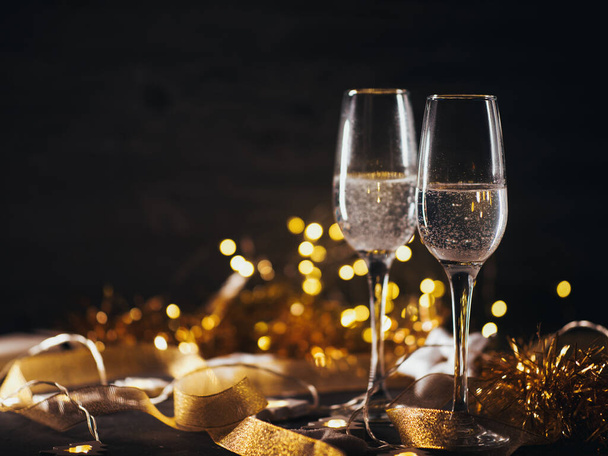 Deux verres de champagne de Noël sur la table copiez l'espace - Photo, image