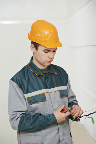 Électricien au travail de câblage
 - Photo, image