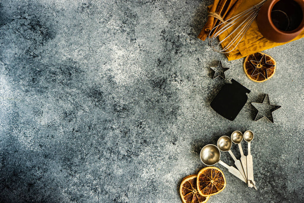 Keittäminen konsepti keittiö työkaluja kivi tausta kopioi tilaa - Valokuva, kuva