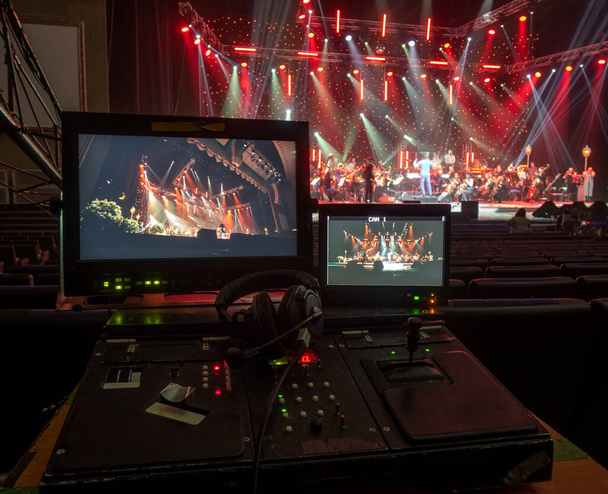 Equipo de iluminación de teatro utilizado durante la filmación de un concierto y programas de televisión - Foto, Imagen