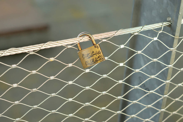 Love Lock su una recinzione - Foto, immagini