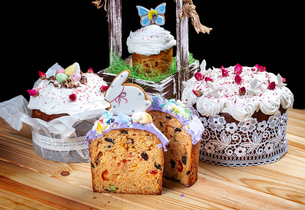 Various Spring Easter cakes with white icing and sugar decor on the table decorated in rustic style - Foto, afbeelding