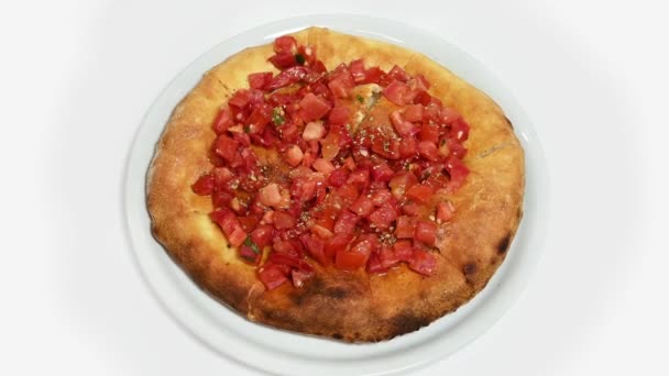 Pizza avec morceaux de tomate, Pizza bruschettone rotation - Séquence, vidéo