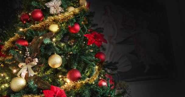 Árbol de Navidad decorado oro luminoso, noche de flores rojas, símbolo Religión - Imágenes, Vídeo