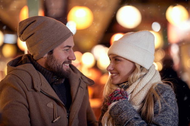 A young couple is cold in the walk of the city on a cold night. Relationship, together, Xmas - Foto, imagen