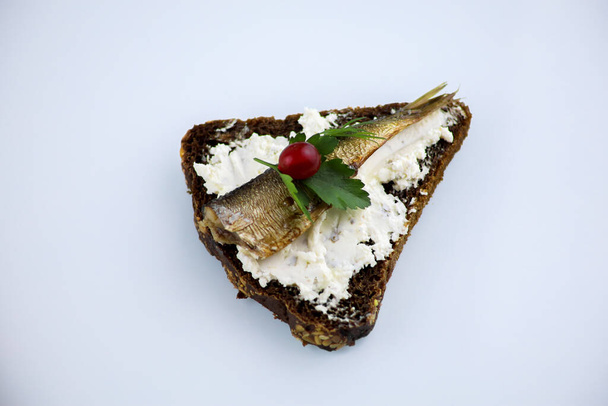 сэндвичи со шпротами на белом фоне - Фото, изображение