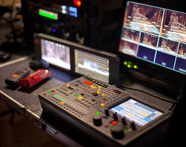 videocamera in een theater Uitzenden en opnemen met digitale apparatuur. - Foto, afbeelding