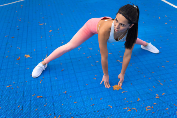 Fitness ragazza facendo stretching in campo sportivo  - Foto, immagini