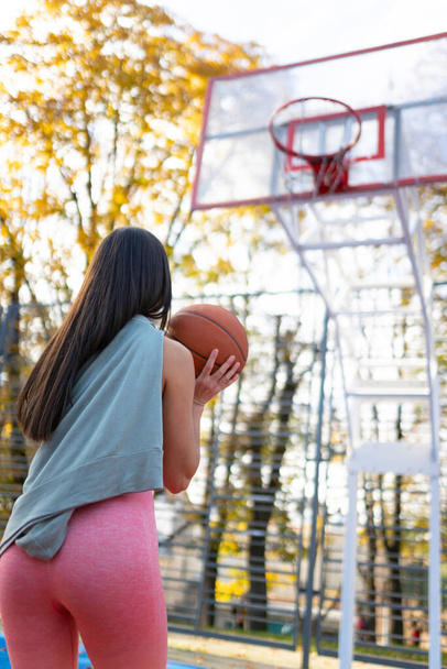 Jogadora de basquete feminina se preparando para fazer um lance de bola para a cesta - Foto, Imagem