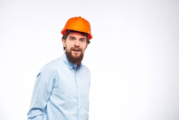 Человек в оранжевой каске инженер промышленности работать профессиональный легкий фон - Фото, изображение