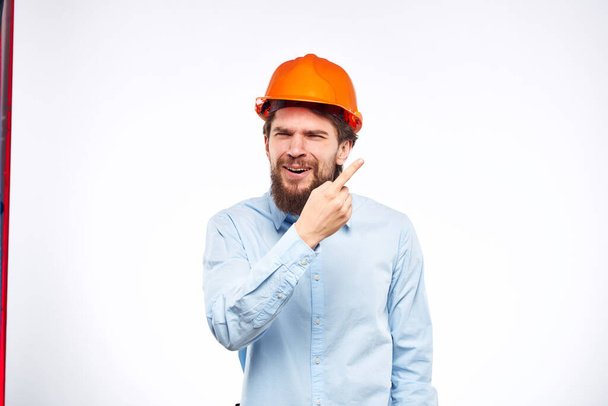 emocional hombres naranja casco ingeniero construcción industria estilo de vida recortado vista - Foto, Imagen