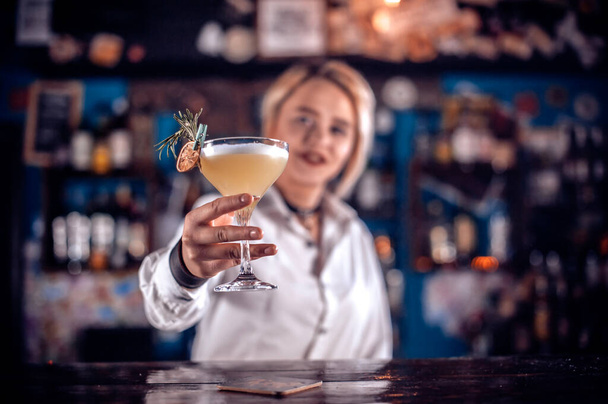 Carismatico tapster ragazza crea un cocktail sul bar - Foto, immagini