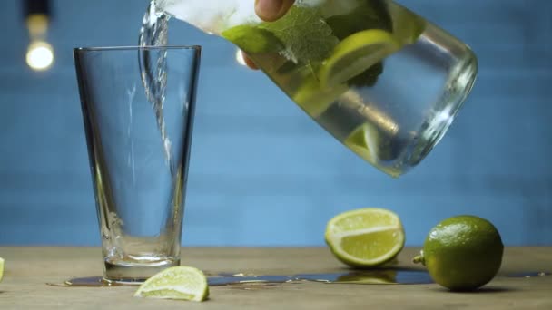Mano masculina vertiendo limonada - Metraje, vídeo