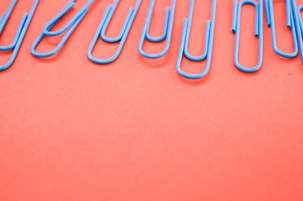 A closeup shot of multicolored paper clips on a piece of paper - Foto, Imagen
