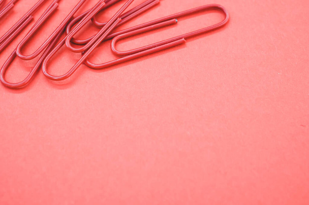 A closeup shot of multicolored paper clips on a piece of paper - Foto, afbeelding