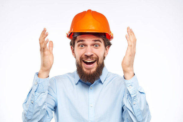 Vidám férfi narancs kemény kalap biztonság professzionális építőmérnök - Fotó, kép