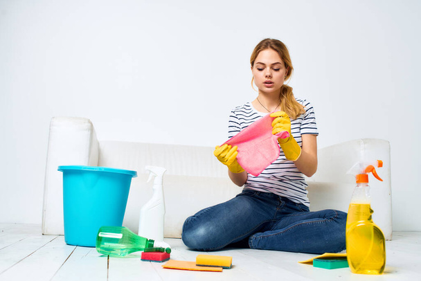 Frau wäscht zu Hause Fußböden und erledigt Hausaufgaben - Foto, Bild