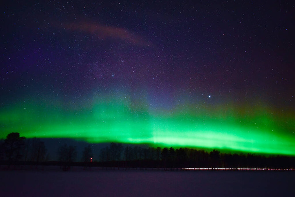 Aurore boreale en pleine laponie Finlandaise avec pleins d 'etoiles - Foto, Imagen