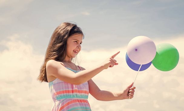 Good for me. happy childrens day. childhood happiness. Concept of freedom and imagination. funny girl have fun on summer vacation. Happy child plays with balloons. happy kid with balloons - Foto, Bild