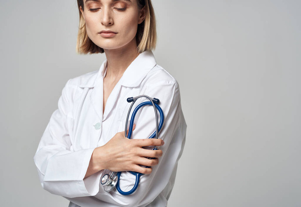 Nő fehér köpenyben orvos és sztetoszkóp a kezében - Fotó, kép