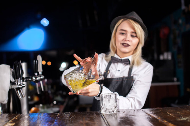 Dziewczyna barman tworzy koktajl w domu publicznym - Zdjęcie, obraz