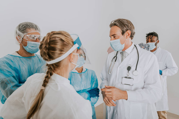 Team of doctors and nurses wearing disposable protection suits and face masks for fighting Covid-19 ( Corona virus ) - Medical team portrait during coronavirus pandemic quarantine, concepts about healthcare and medical - Foto, Imagem