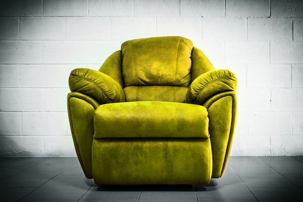 κίτρινο πολυτέλεια καναπέ σύγχρονο στιλ σε vintage δωμάτιο  - Φωτογραφία, εικόνα
