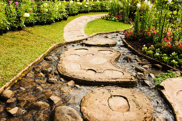 Paesaggio disegno del giardino. Il sentiero nel giardino con laghetto in asi
 - Foto, immagini