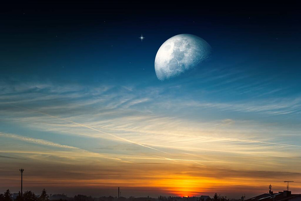 Der Mond in den hellen Wolken der untergehenden Sonne. Neumond - Foto, Bild