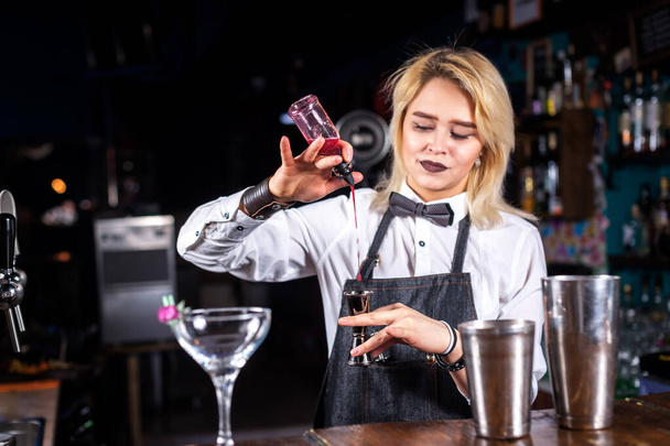 Barman dziewczyna przygotowuje koktajl w piwiarni - Zdjęcie, obraz
