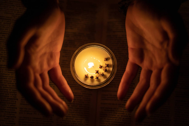 Соєва свічка і маленькі руки навколо
 - Фото, зображення