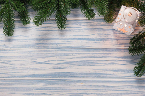 Karácsonyi kék fa háttér fenyő ágak és latern. Mockup a szezonális üdvözléshez. - Fotó, kép
