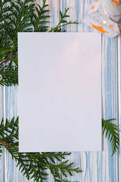 Mockup karácsonyi üdvözlőlap és ajándékok kék fa háttér. A szezonális üdvözlések sablonja. - Fotó, kép
