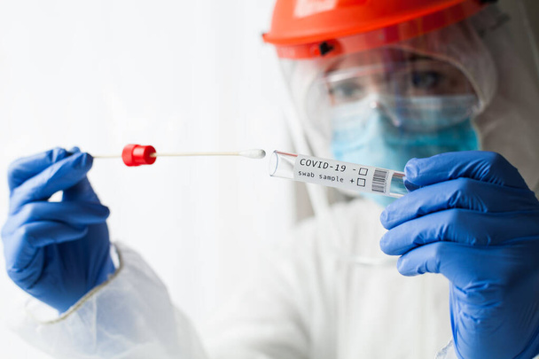 Médico que usa equipamento de proteção individual realizando um teste de PCR de coronavírus COVID-19, NP nasal do paciente e processo de coleta de amostras de swab de OP oral, procedimento de diagnóstico de DNA viral rt-PCR - Foto, Imagem