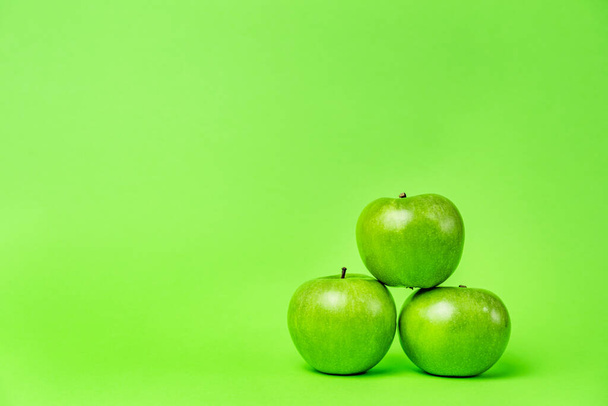 Grüne Äpfel isoliert auf dem Hintergrund organische gesunde Früchte abstrakt - Kopierraum - Foto, Bild