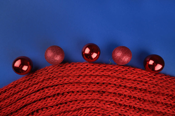 Червоні кульки на червоному шарфі. Високоякісна фотографія
 - Фото, зображення