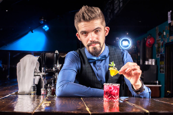 Barman hace un cóctel en la brasserie - Foto, imagen