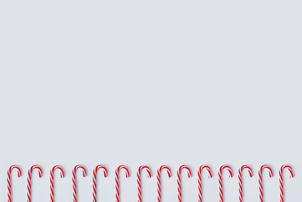 Modèle de Noël de cannes de bonbons sur un fond blanc - Photo, image